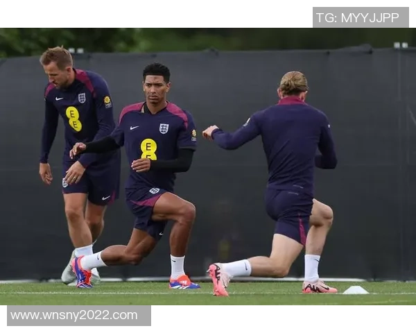 足球明星意外曝光私密照片引发热议球迷反应各异