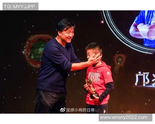 庆祝足球明星辉煌成就的颁奖典礼致辞简短回顾与展望